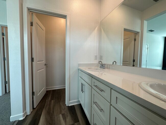 Building Photo - Gorgeous 3 Bedroom 2.5 Bathrooms