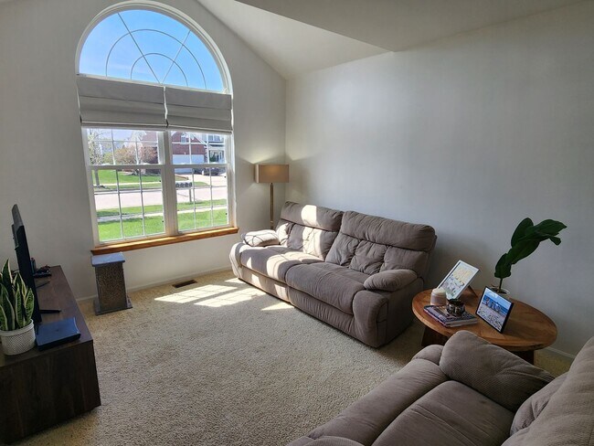 Building Photo - Kenosha 4 bedroom home