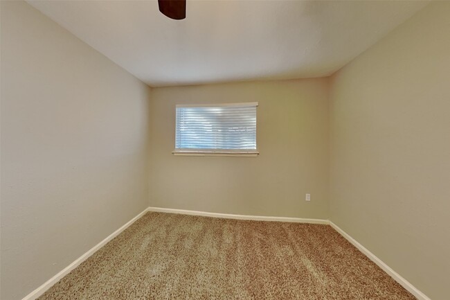 Building Photo - 12303 Flaxen Dr