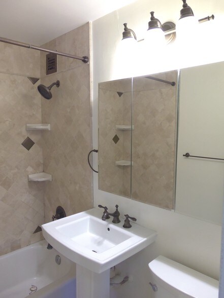 updated bath - 1021 Arlington Blvd