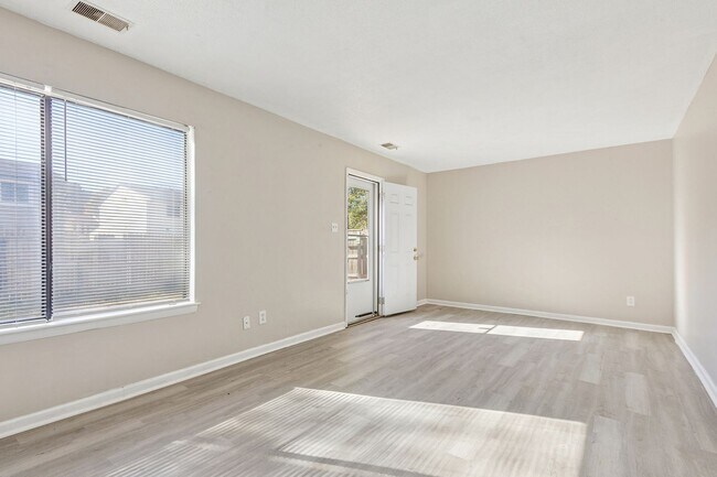 Building Photo - Move In Ready Townhome!