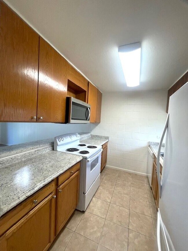 Building Photo - 4 bed/ 2 bath Townhome in Makakilo, Utilit...