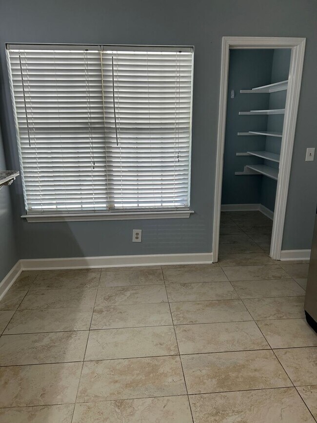 Building Photo - Forest Ridge off Middleground Road