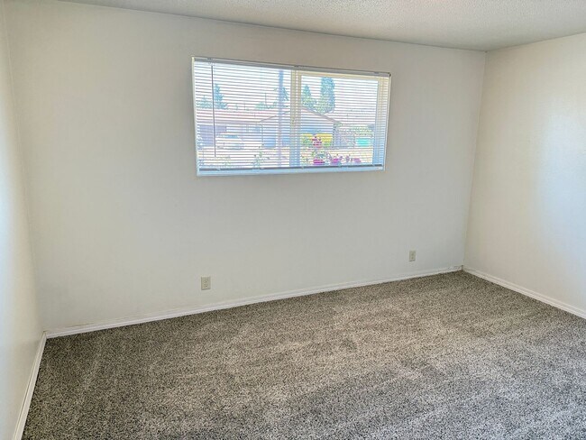Building Photo - Updated single level 2 bed/1 bath duplex in Springfield!