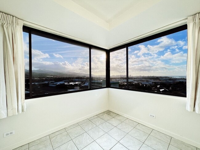 Building Photo - Ocean Views Salt Lake Condo with A/C