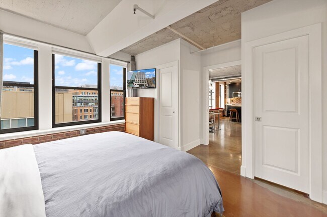 Building Photo - Fully Furnished Designer Loft with Parking & Monument Views!