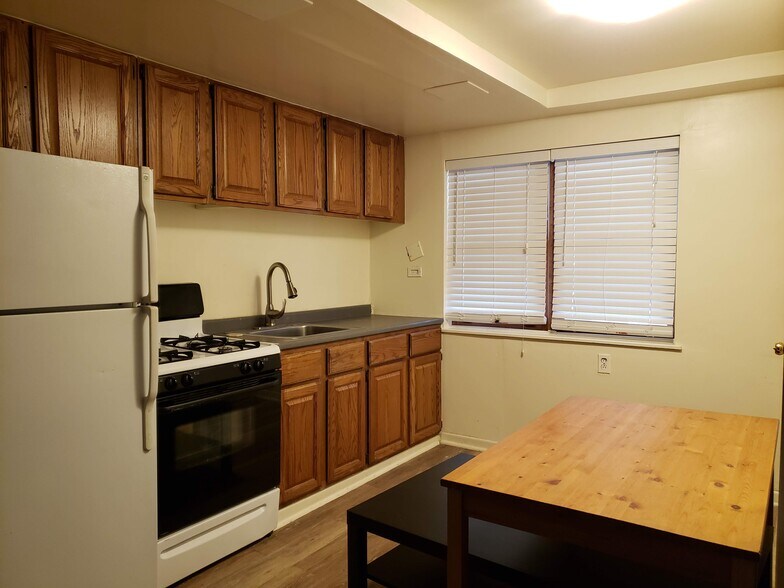 Building Photo - 1748 W Newport Ave