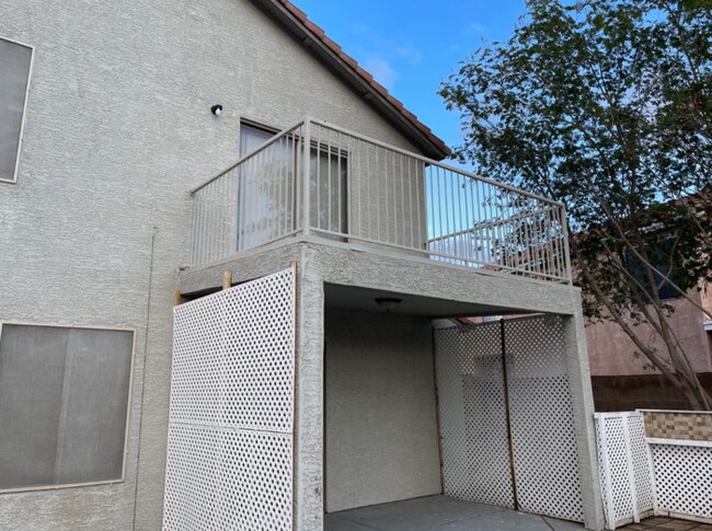 Building Photo - 3 Bed/2.5 Bath 2-Level Home with Loaded Kitchen! Washer/Dryer! Big backyard!