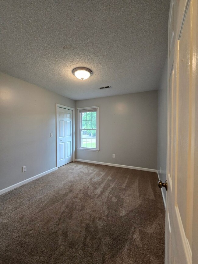 Building Photo - 805 Club Ln