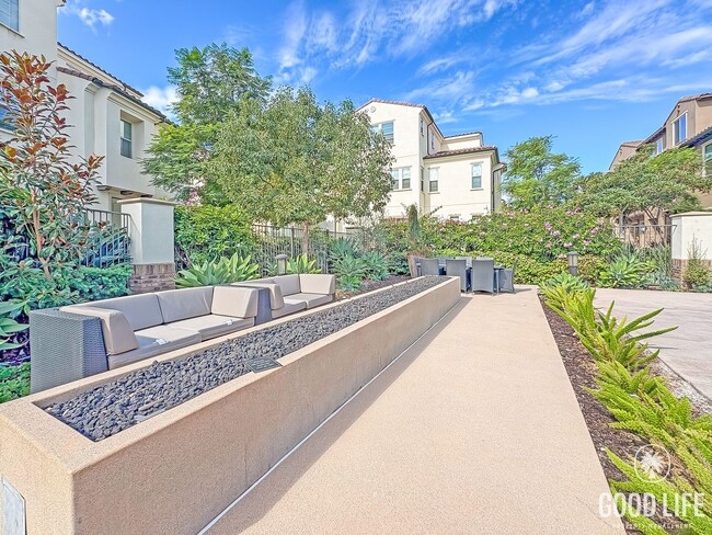 Building Photo - Beautiful 2B/2.5BA Townhouse. NEWER CONSTR...
