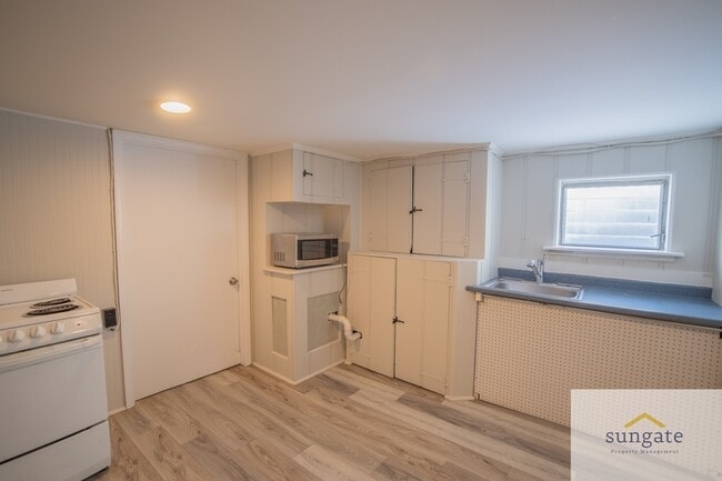 Building Photo - 3043 Pinewood Ave