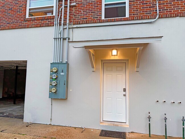 Building Photo - 606 E Park Ave