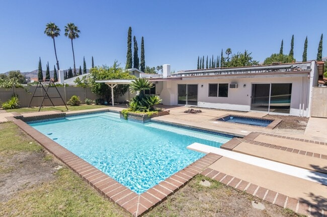 Building Photo - Spacious 3-Bedroom Home with Pool, Jacuzzi...