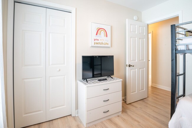 Building Photo - FURNISHED OFF-SEASON MONTHLY RENTAL-STARTI...