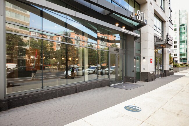 Building Photo - 4000 Fairfax Dr