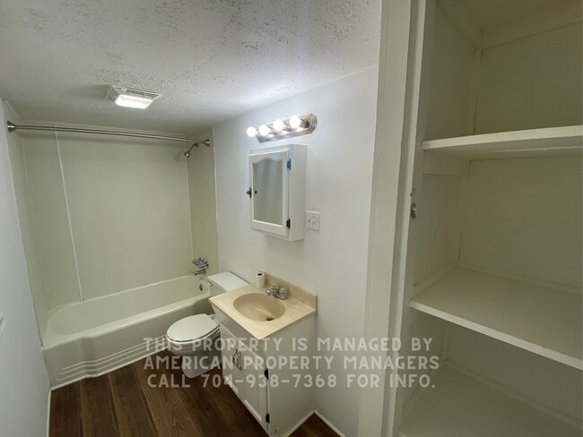 Building Photo - 605 E 10th St