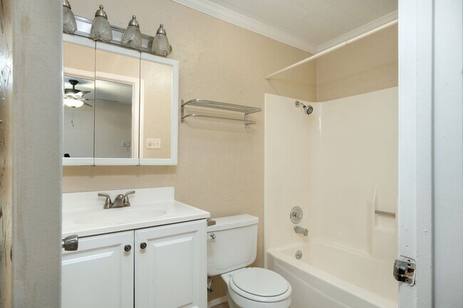 Building Photo - Awesome 3 Bedroom house in Anderson Mill with 2 Car Garage!
