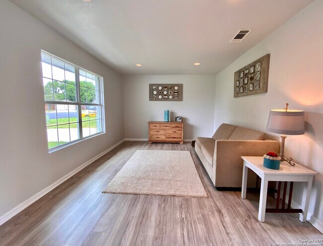 Building Photo - 8110 Pleasant Forest Dr