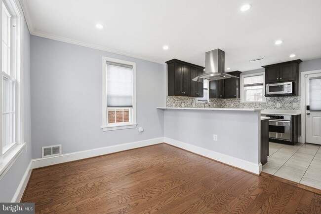 Building Photo - 2111 32nd Pl SE