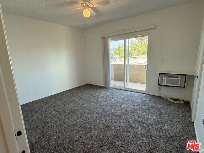 Building Photo - 10840 Camarillo St