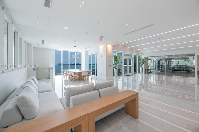 Building Photo - 700 NE 25th St