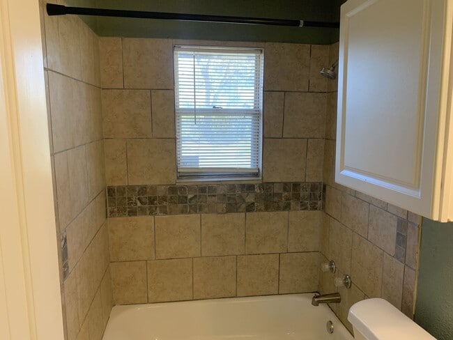 Building Photo - 212 E Valley Rd