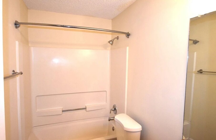 Building Photo - 1323 N Hampton Dr