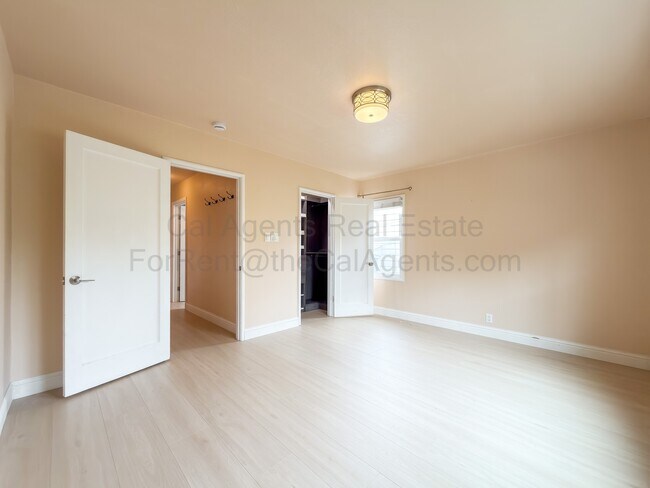 Building Photo - 23940 Carmelita Dr
