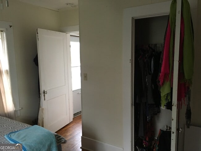 Building Photo - 880 Sunset Dr