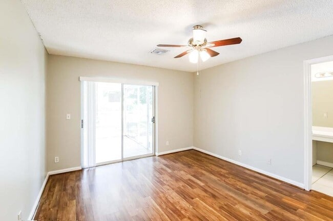 Building Photo - 2542 Country Golf Dr