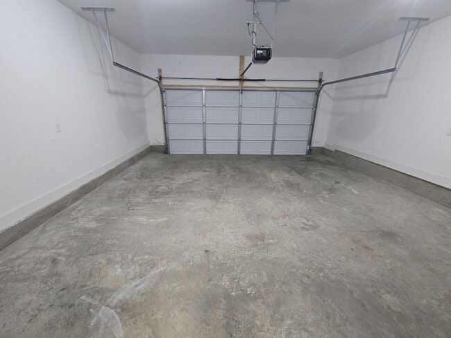 Building Photo - End Unit 3/3.5 Townhome w/ Community Pool!