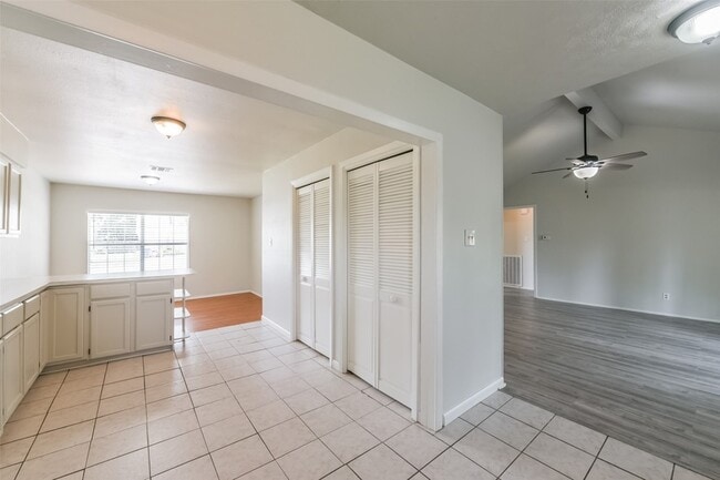 Building Photo - 5514 Vickita Dr