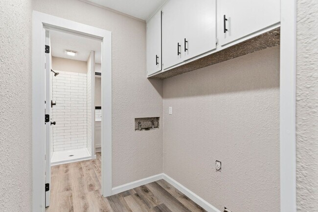 Building Photo - 4 Bedroom home 2 bath Available NOW!