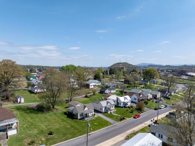 Building Photo - 220 Highland Ave