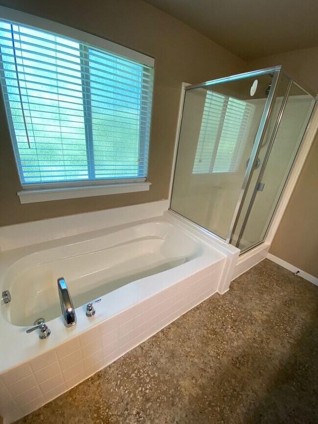 Building Photo - NE House Pet Friendly, 4 Bdrm, 2.5 Bath, Bonus Room, Office, Gas Heat/fireplace, A/C