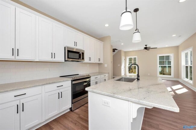 Building Photo - 2700 Woodview Dr SE