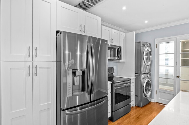 Building Photo - 3201 Poinsettia Ave