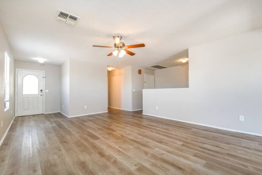 Building Photo - 1006 S Clancy Cir