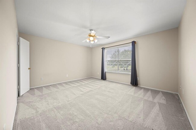 Building Photo - 8016 Golf Green Cir