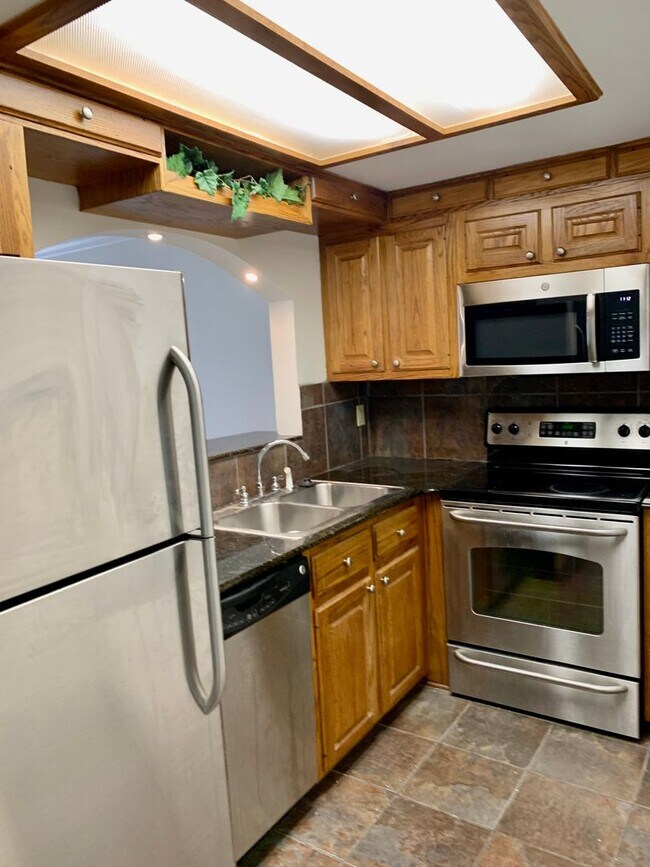 Building Photo - 1BR in gated community - easy access to LSU & SU.  PRICE REDUCTION!