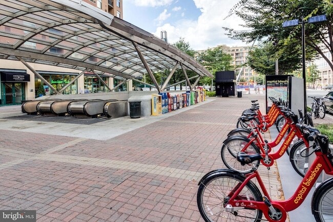 Building Photo - 3800 Fairfax Dr