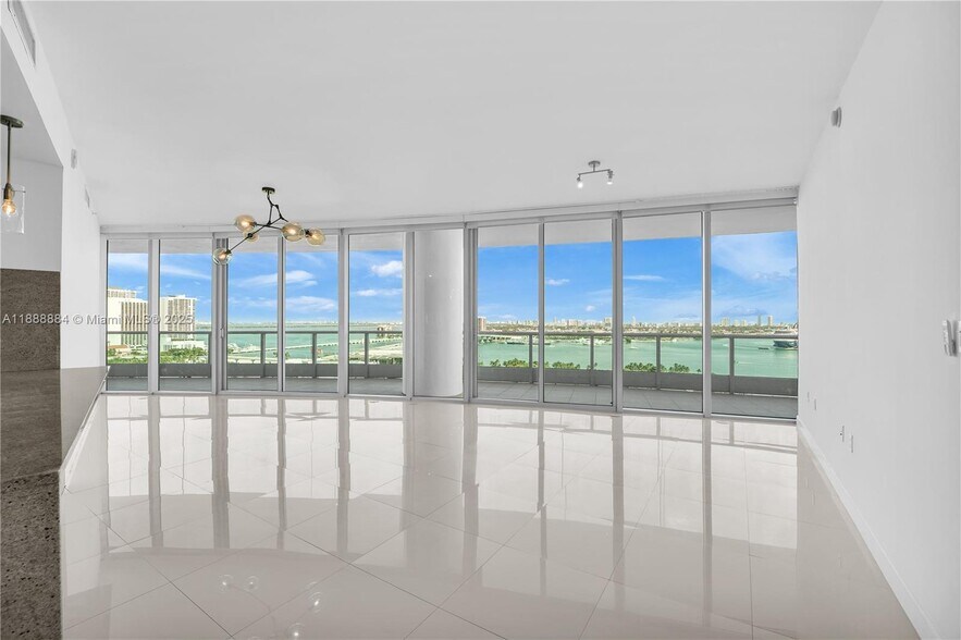 Building Photo - 900 Biscayne Blvd