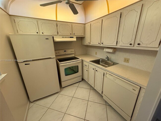 Building Photo - 447 Fanshaw K