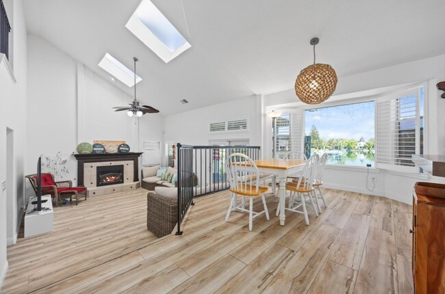 Building Photo - Beautiful 3-Bedroom, 3-Bath Home in Riverl...