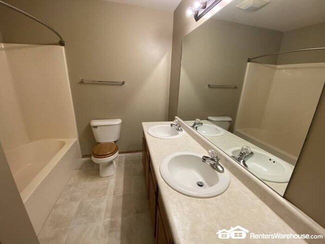 Building Photo - 3 bedroom/3 bath Townhome in Norwalk for Rent