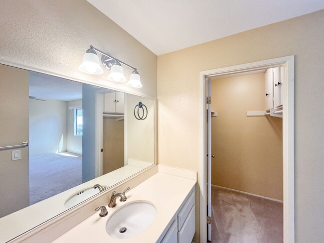 Building Photo - Beautiful 3BD/2.5BA W/ Open Floor Plan and...