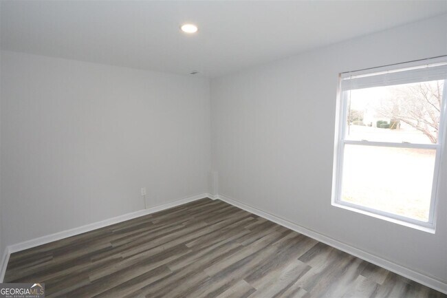 Building Photo - 3205 Vaughan Dr