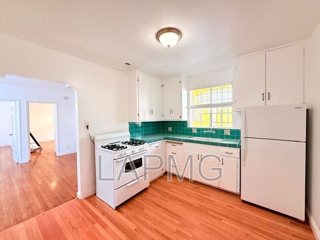 Building Photo - 637 Rose Ave