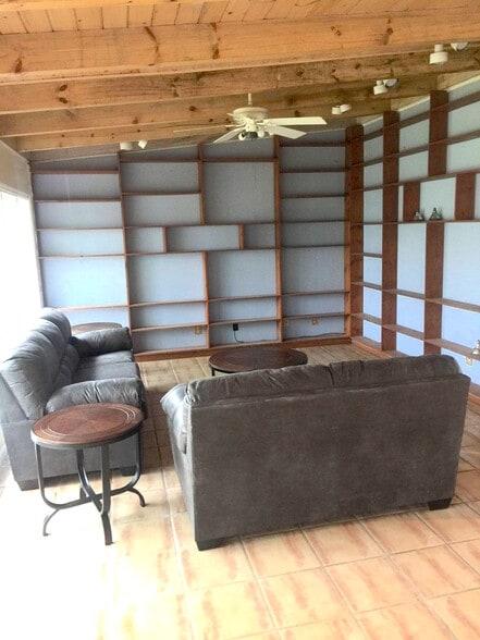 Family room with lots of space and windows - 505 Chestnut St