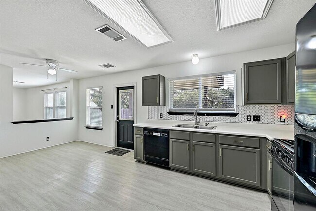 Building Photo - 102 Cannery Cove